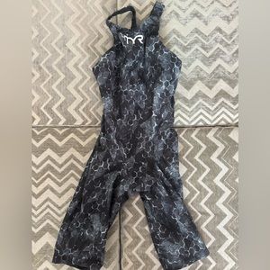 TYR Avictor fast skin closed back size 27